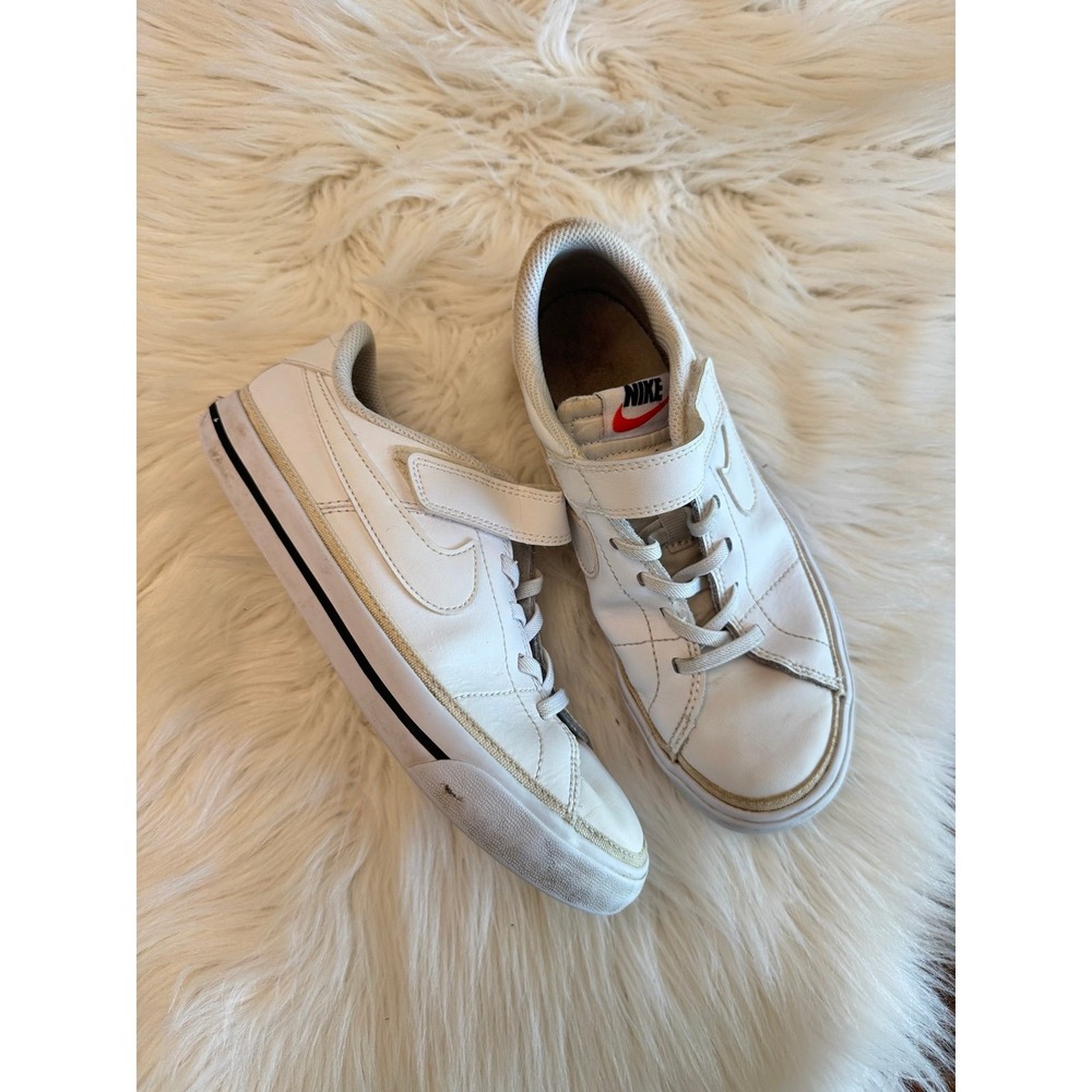 White Nike low top size 3Y